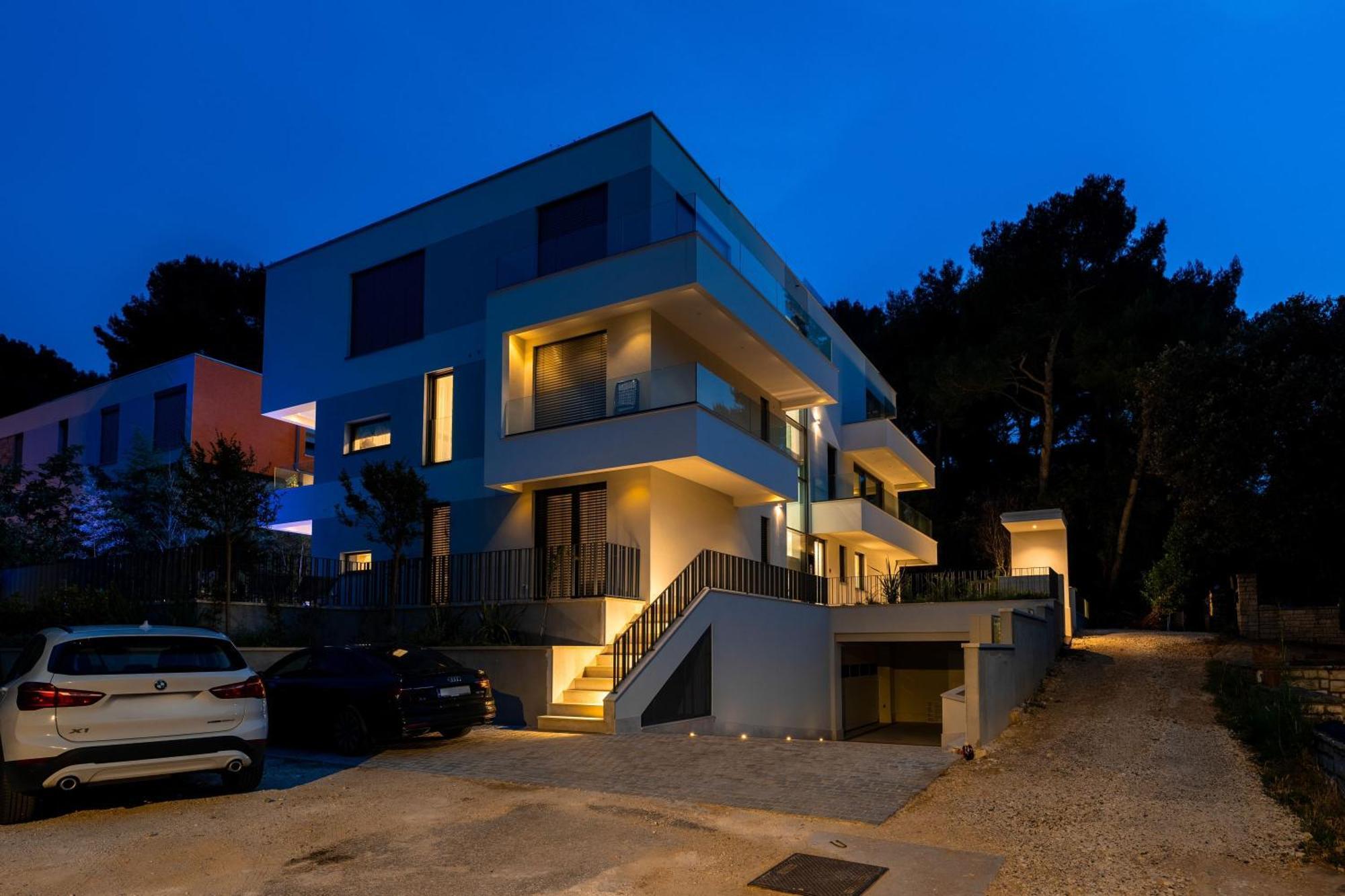 The Q Bliss - Your New 4-Star Hideaway With A Garage Rovigno Esterno foto