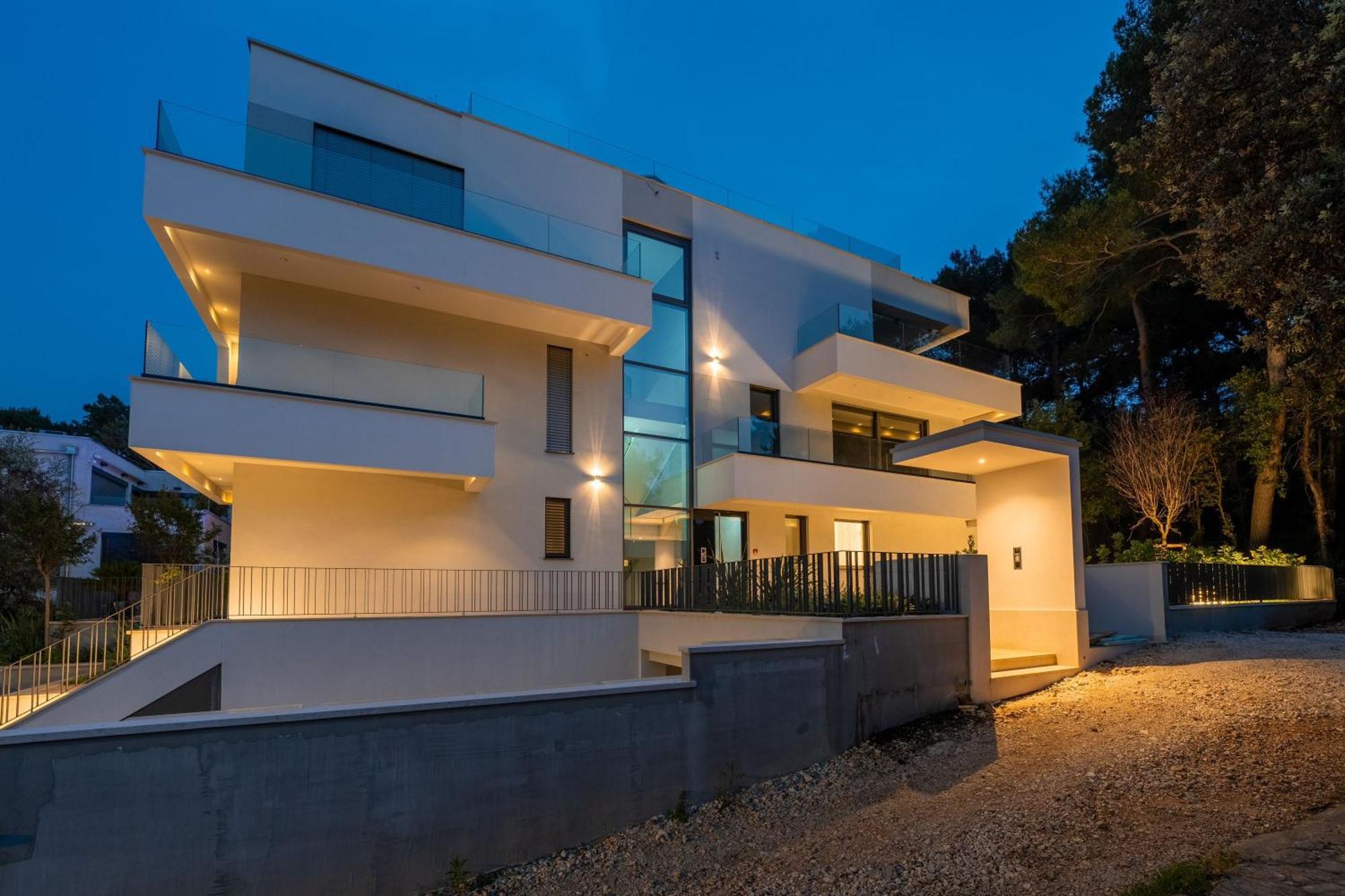 The Q Bliss - Your New 4-Star Hideaway With A Garage Rovigno Esterno foto