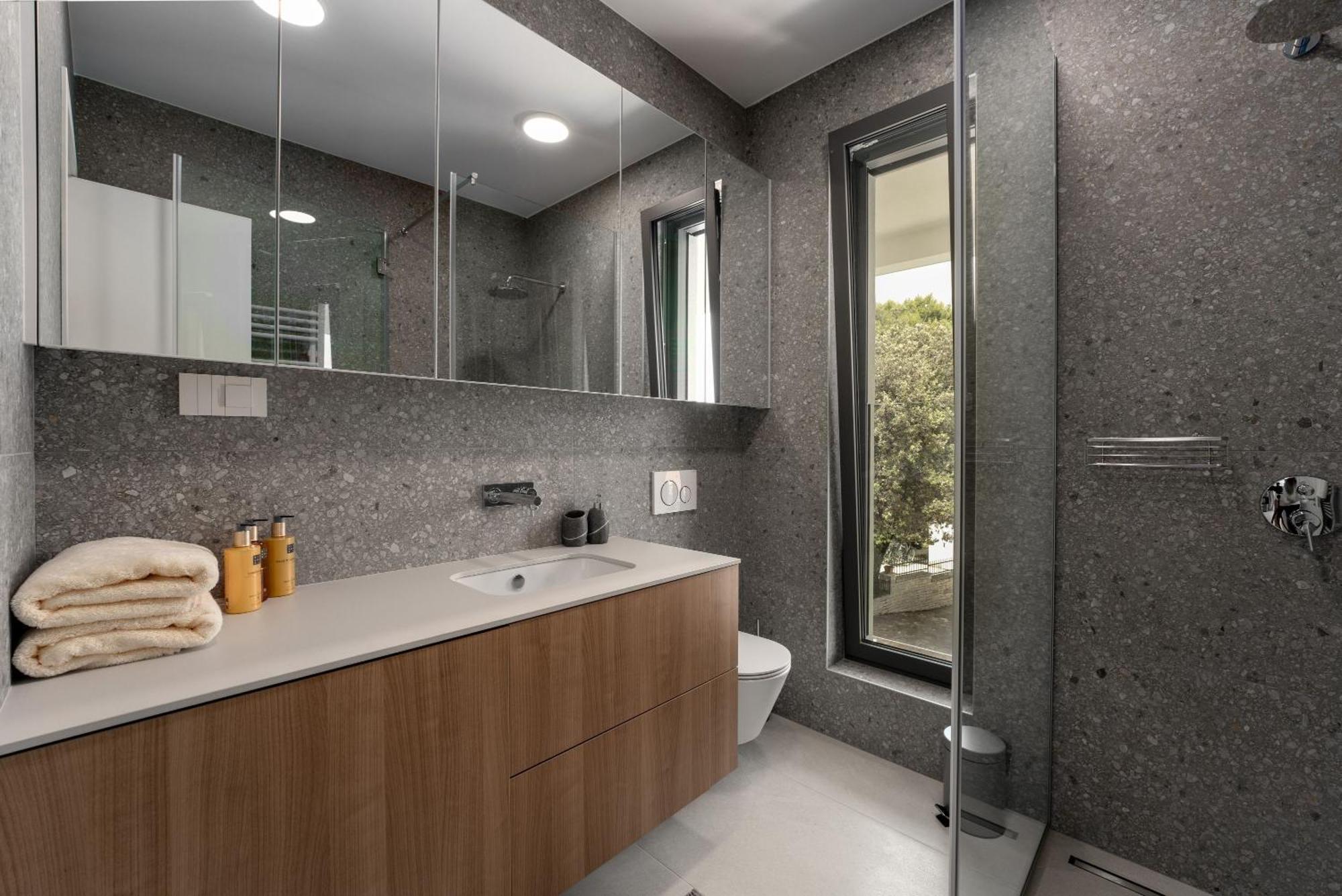 The Q Bliss - Your New 4-Star Hideaway With A Garage Rovigno Esterno foto